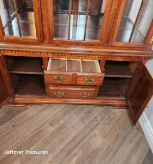 y289- 2 Piece Lighted China Hutch. Amazing Condition. Loading Assistance Available - Image 3