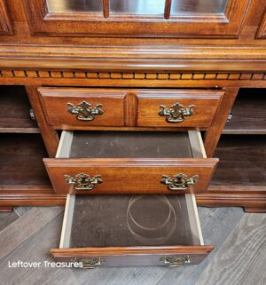 y289- 2 Piece Lighted China Hutch. Amazing Condition. Loading Assistance Available - Image 4