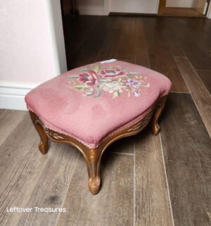 y290- vintage footstool featuring a floral needlepoint - Image 3
