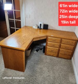y296- corner oak desk. 1 piece. Loading assistance available - Image 1