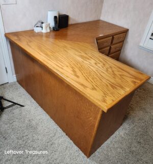 y296- corner oak desk. 1 piece. Loading assistance available - Image 2