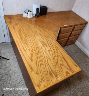 y296- corner oak desk. 1 piece. Loading assistance available - Image 3
