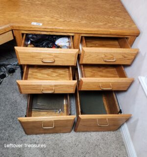 y296- corner oak desk. 1 piece. Loading assistance available - Image 4
