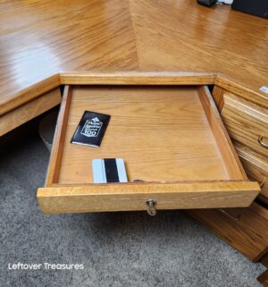 y296- corner oak desk. 1 piece. Loading assistance available - Image 5