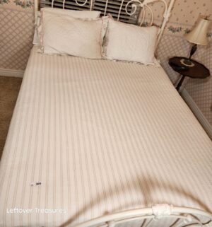 y309- Queen Bedding & Pillows only - Image 1