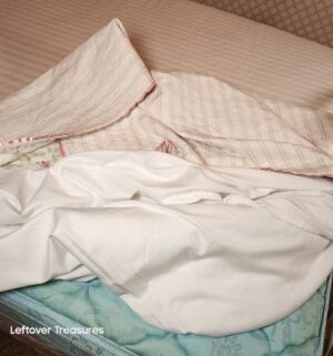 y309- Queen Bedding & Pillows only - Image 2
