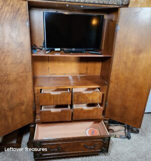 y322- Stunning Pulaski Sauvignon Armoire. - Image 2