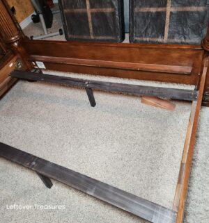y483-Pulaski Furniture San Mateo Eastern King Poster Bed. Buyer to provide their own assistance/tools/help to load. - Image 5