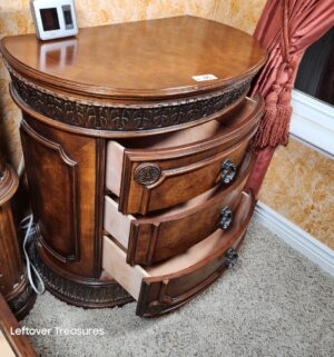 y325- Pulaski Furniture Dresser Chest - Image 3