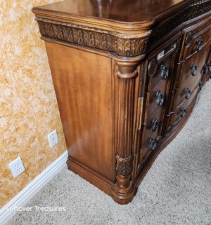 y326- GORGEOUS Pulaski 12 Drawer Long Dresser w/ Mirror. IMMACULATE Condition. Loading Assistance Available - Image 5