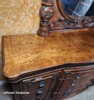 y326- GORGEOUS Pulaski 12 Drawer Long Dresser w/ Mirror. IMMACULATE Condition. Loading Assistance Available - Image 6