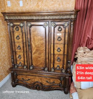 y327- Immaculate Pulaski Dresser Chest. Loading Assistance Available - Image 1