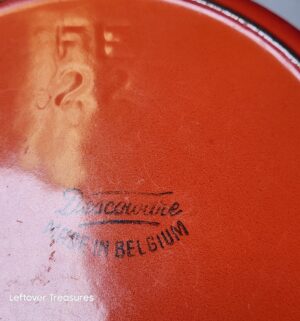 y391- Vintage Descoware cast iron Dutch oven - Image 3