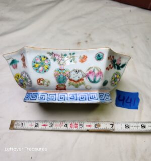 y441- antique Chinese Famille Rose