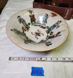 y442- 20th-century Chinese bowl featuring a crackle glaze finish - Image 1