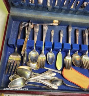 y445- 1847 Rogers Bros Silverplate flatware set w/ box - Image 2