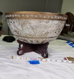 y464- vintage or antique Chinese brass bowl featuring engraved dragon and phoenix motifs and a Greek key fret border - Image 1
