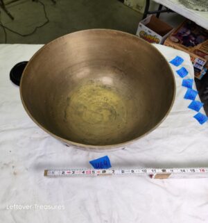 y464- vintage or antique Chinese brass bowl featuring engraved dragon and phoenix motifs and a Greek key fret border - Image 2