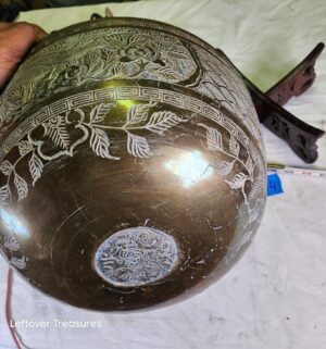 y464- vintage or antique Chinese brass bowl featuring engraved dragon and phoenix motifs and a Greek key fret border - Image 3