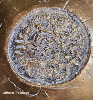 y464- vintage or antique Chinese brass bowl featuring engraved dragon and phoenix motifs and a Greek key fret border - Image 4