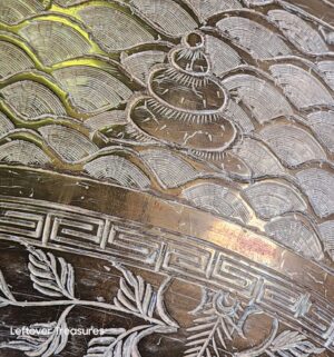 y464- vintage or antique Chinese brass bowl featuring engraved dragon and phoenix motifs and a Greek key fret border - Image 5
