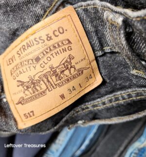 a12- Closet of mens clothing, knitted blankets. Very nice suits, wrangler, levis jeans. HEAVY Smoker notice - Image 4