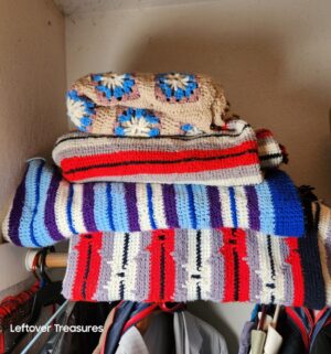 a12- Closet of mens clothing, knitted blankets. Very nice suits, wrangler, levis jeans. HEAVY Smoker notice - Image 6
