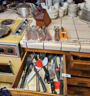 a36- all utensils, knives in kitchen