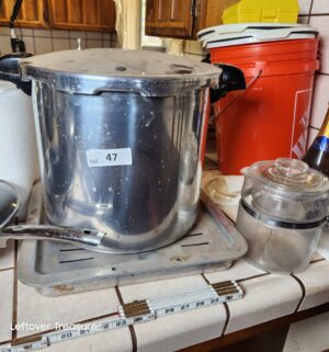 a47- 2 skillets, pressure cooker, stockpot, baking rack - Image 2