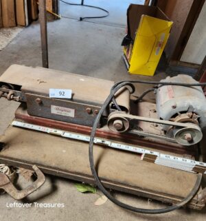 a92- vintage Dayton Model 2Z575 4-inch belt sander. Powers on - Image 1