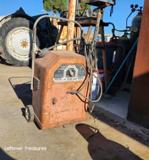 a124- Lincoln Arc Welder AC 225 amp. Powers on - Image 1