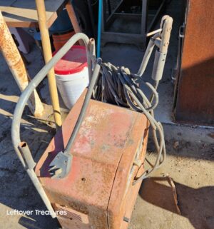 a124- Lincoln Arc Welder AC 225 amp. Powers on - Image 2