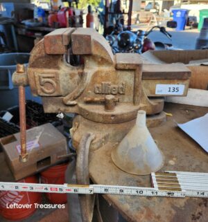 a135- Very Large Allied 5 Bench Vise - Image 1