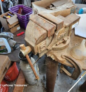 a135- Very Large Allied 5 Bench Vise - Image 2
