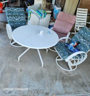 a154- 3 chair patio set. Metal table - Image 1