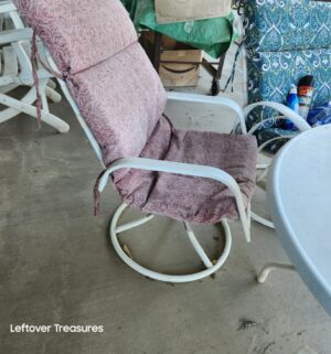 a154- 3 chair patio set. Metal table - Image 4