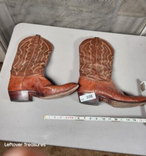 a208- J Chisholm Size 11 boots - Image 1
