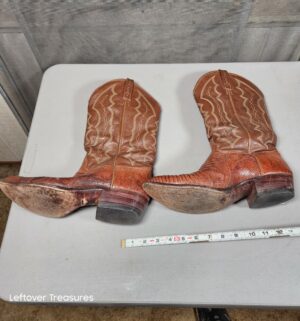 a208- J Chisholm Size 11 boots - Image 2