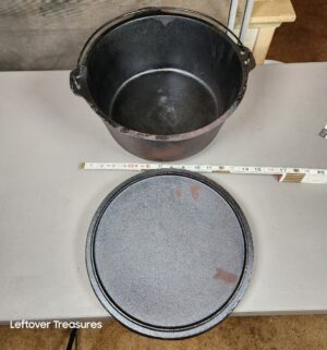 a230- vintage cast iron camp-style Dutch oven - Image 2