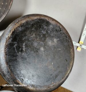 a351- vintage cast iron Dutch oven - Image 3