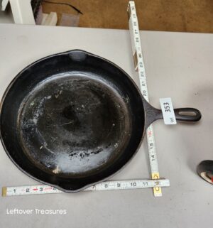 a353- cast iron skillet. No brand - Image 1