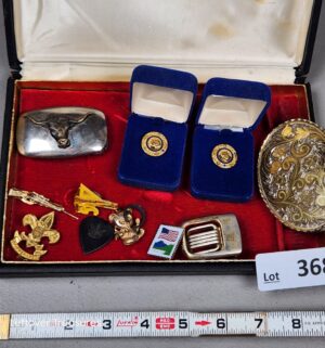a368- vintage jewelry, pin collection - Image 1