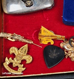 a368- vintage jewelry, pin collection - Image 3