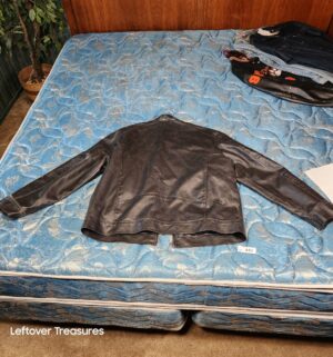a440- Guess leather jacket Size XXL - Image 3