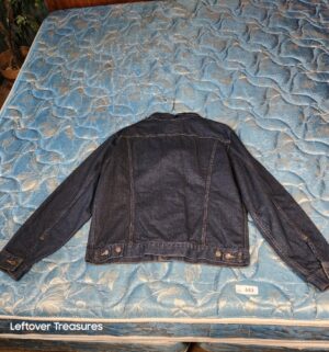 a443- Levis denim Trucker jacket in a dark wash with tags! - Image 4