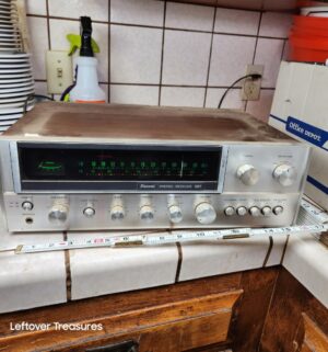 a451- vintage Sansui 661 stereo receiver. Powers on. Lights up - Image 1