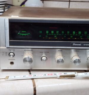 a451- vintage Sansui 661 stereo receiver. Powers on. Lights up - Image 2