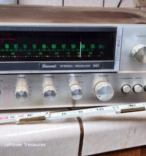 a451- vintage Sansui 661 stereo receiver. Powers on. Lights up - Image 3