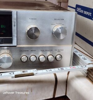 a451- vintage Sansui 661 stereo receiver. Powers on. Lights up - Image 4