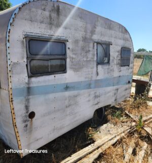 a453- (SEE VIDEO) Towable Project Camper RV. Tires are okay. Needs full restoration. BILL OF SALE ONLY. No TITLE - Image 3